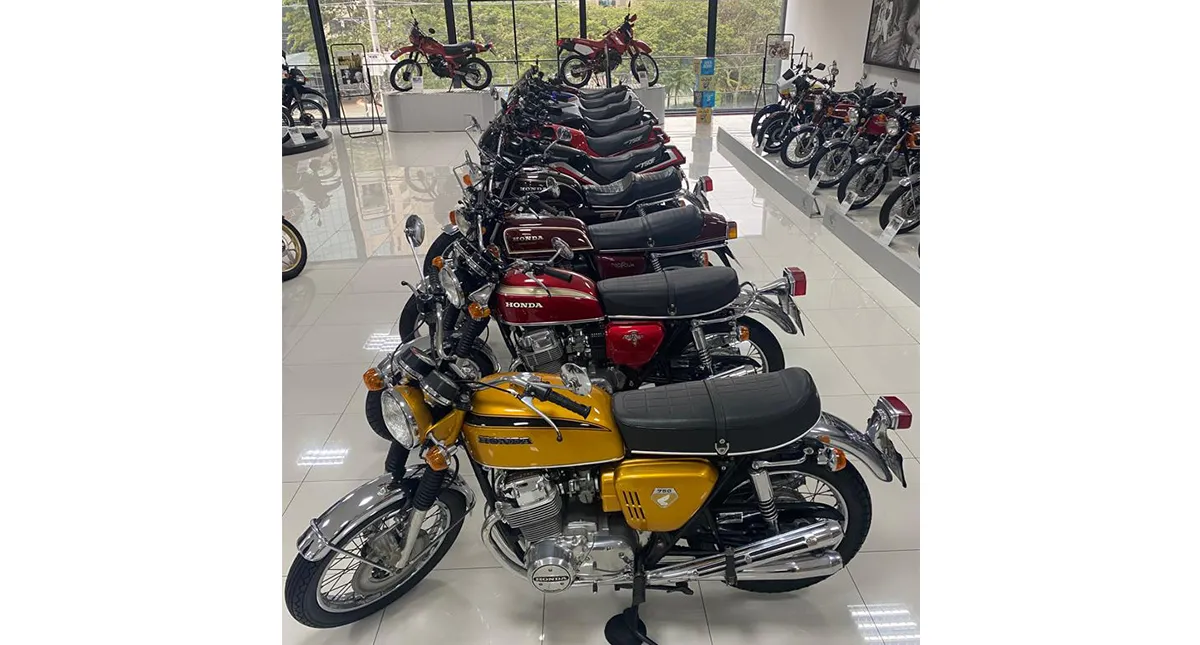Motos em fileira no Museu Honda Remeza Collection