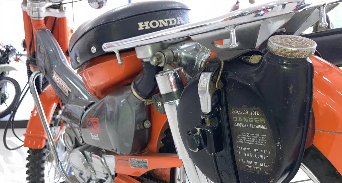Detalhe do motor da Honda CT 90 na cor laranja