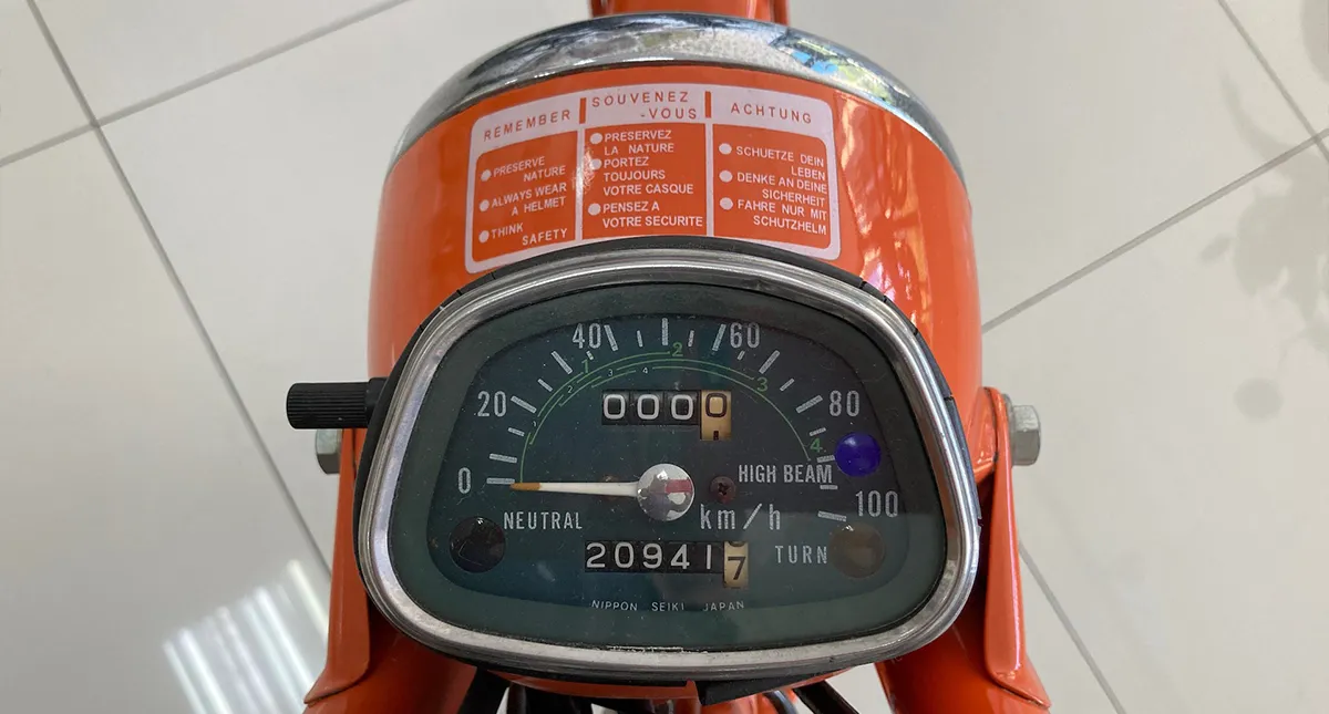 Painel com velocímetro da Honda CT 90 na cor laranja