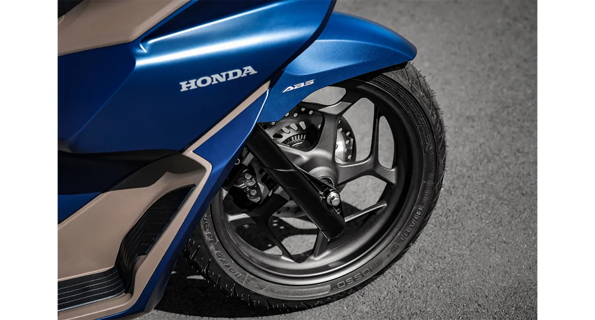 Parte direita frontal da nova scooter Honda PCX modelo 2023