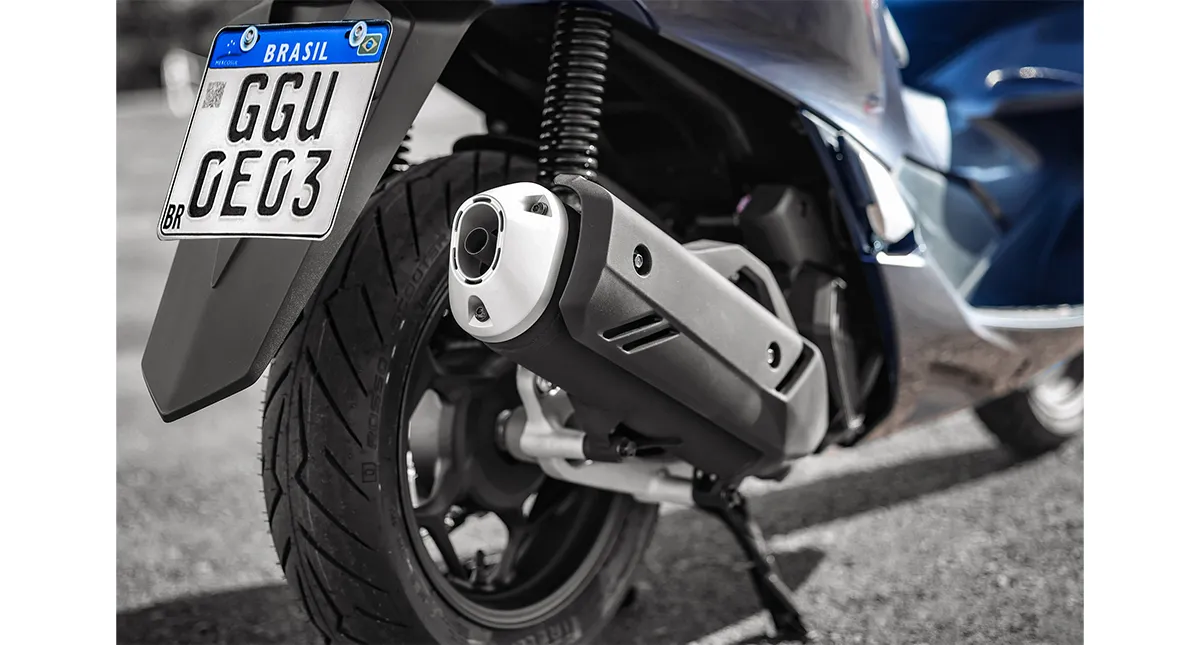 Parte direita traseira da scooter PCX modelo 2023