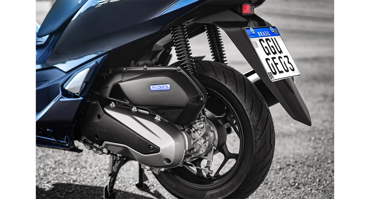 Parte esquerda traseira da scooter PCX modelo 2023