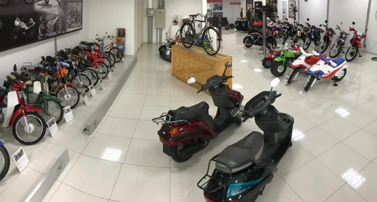 Salão com Exposição de Motos Honda no Museu Remaza Collection