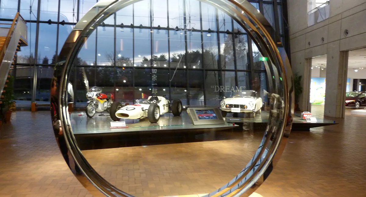 Salão de exposição de carros e motos Honda em Motegi, no Japão