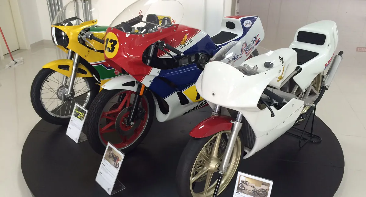 Três motos Honda enfileiradas Expostas no Museu Remaza Collection