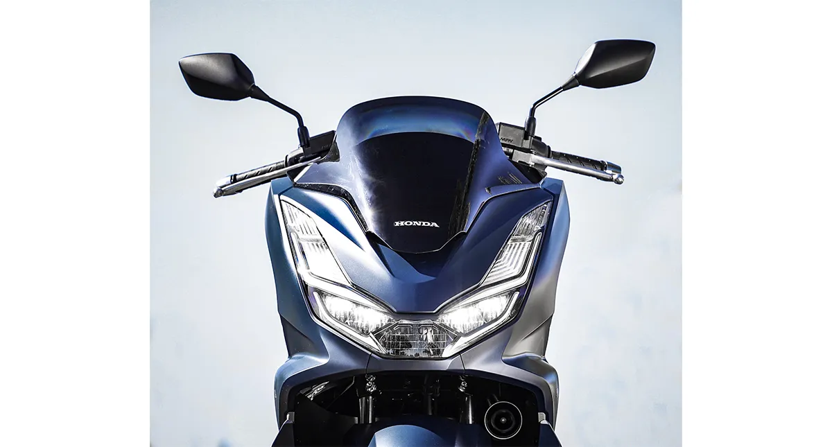 Visão frontal da scooter PCX 2023 cor azul metálico