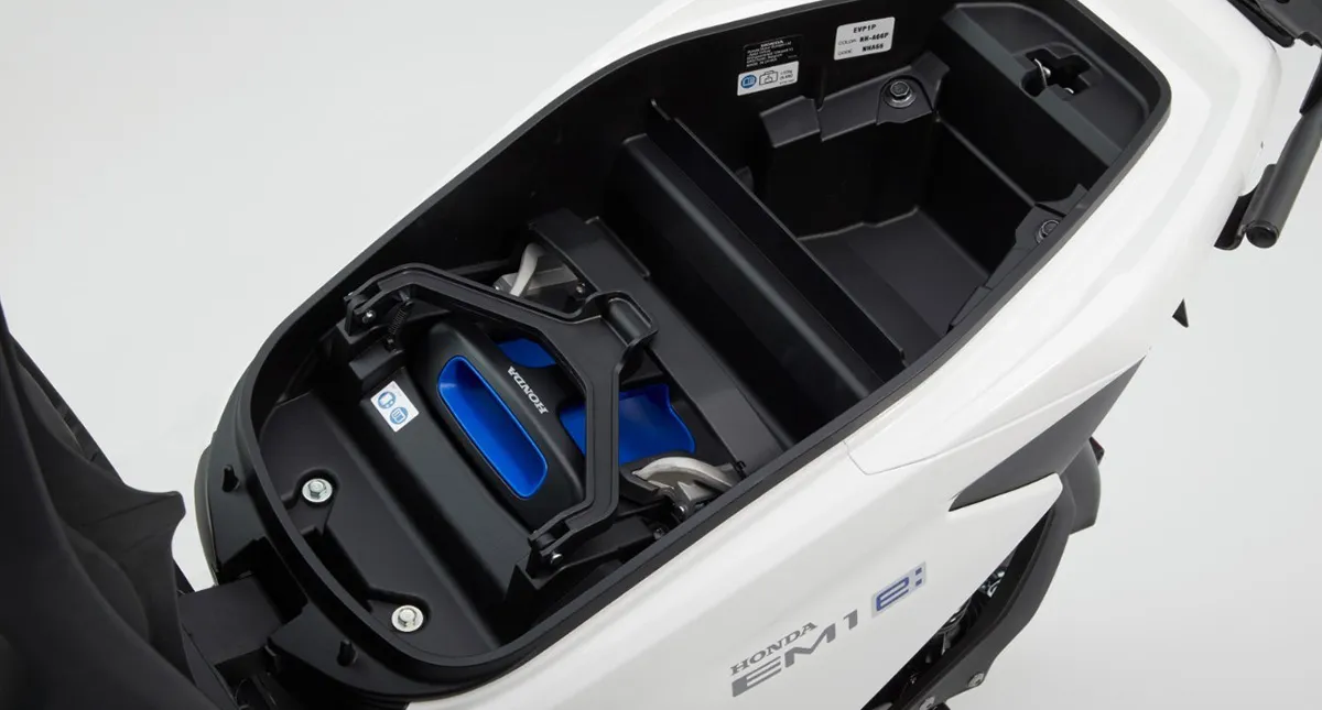 Bateria no Compartimento do Banco da Honda Em1 e