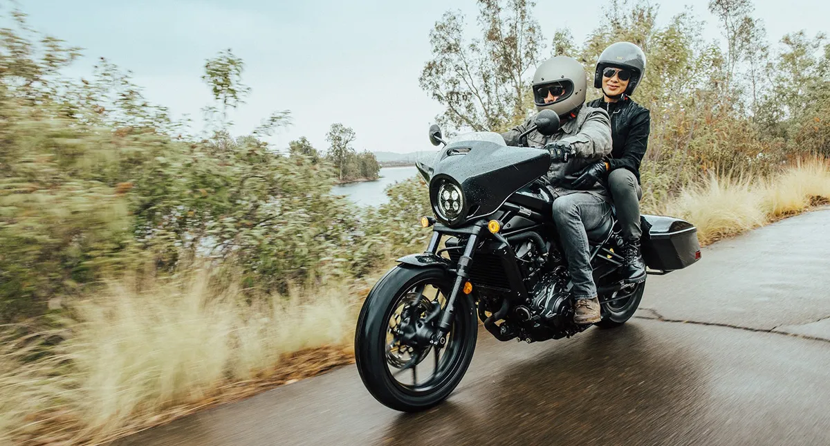 Casal na Estrada com sua Moto Honda CMX 1100T Rebel