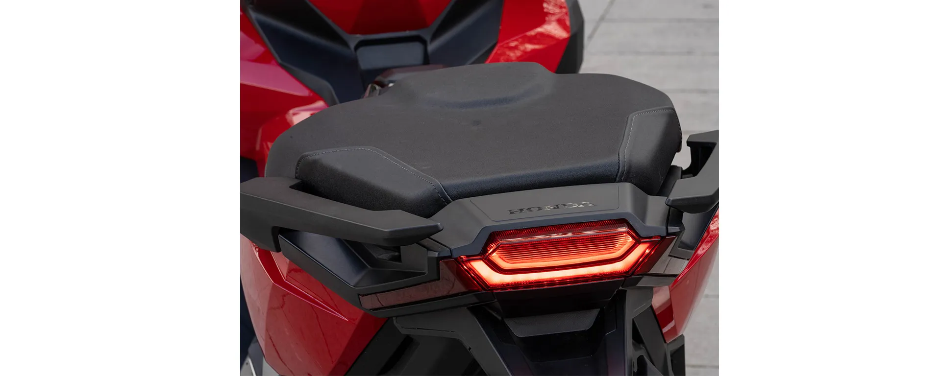 Conforto no assento redesenhado da Moto Honda X-ADV Vermelha