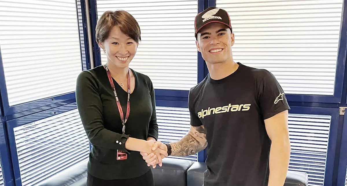 Eric Granado e Midori Moriwaki durante assinatura do contrato para 2023