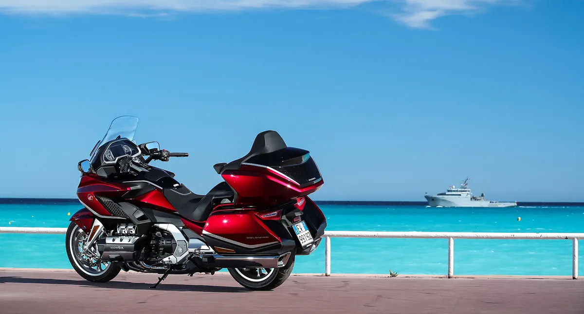 Moto Honda GL 1800 Gold Wing Tour estacionada com mar ao fundo
