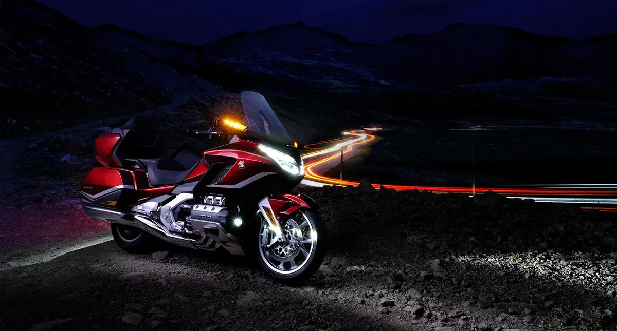 Moto Honda GL 1800 Gold Wing Tour estacionada na estrada a noite