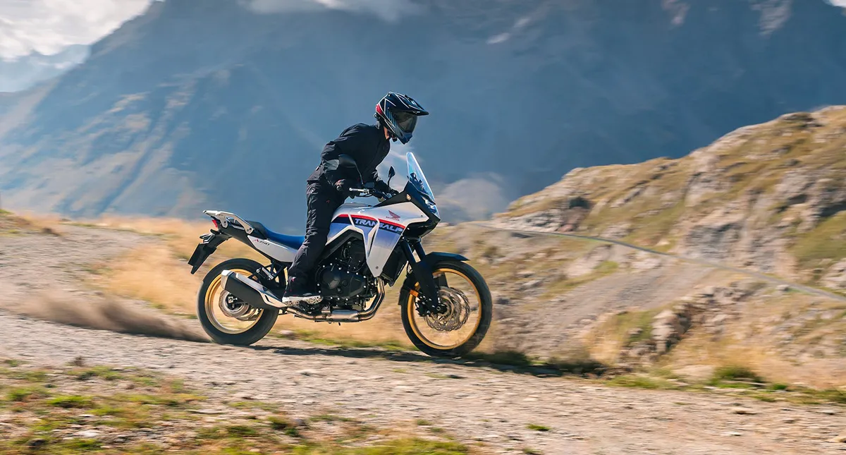 Piloto em área remota com sua Honda XL 750 Transalp