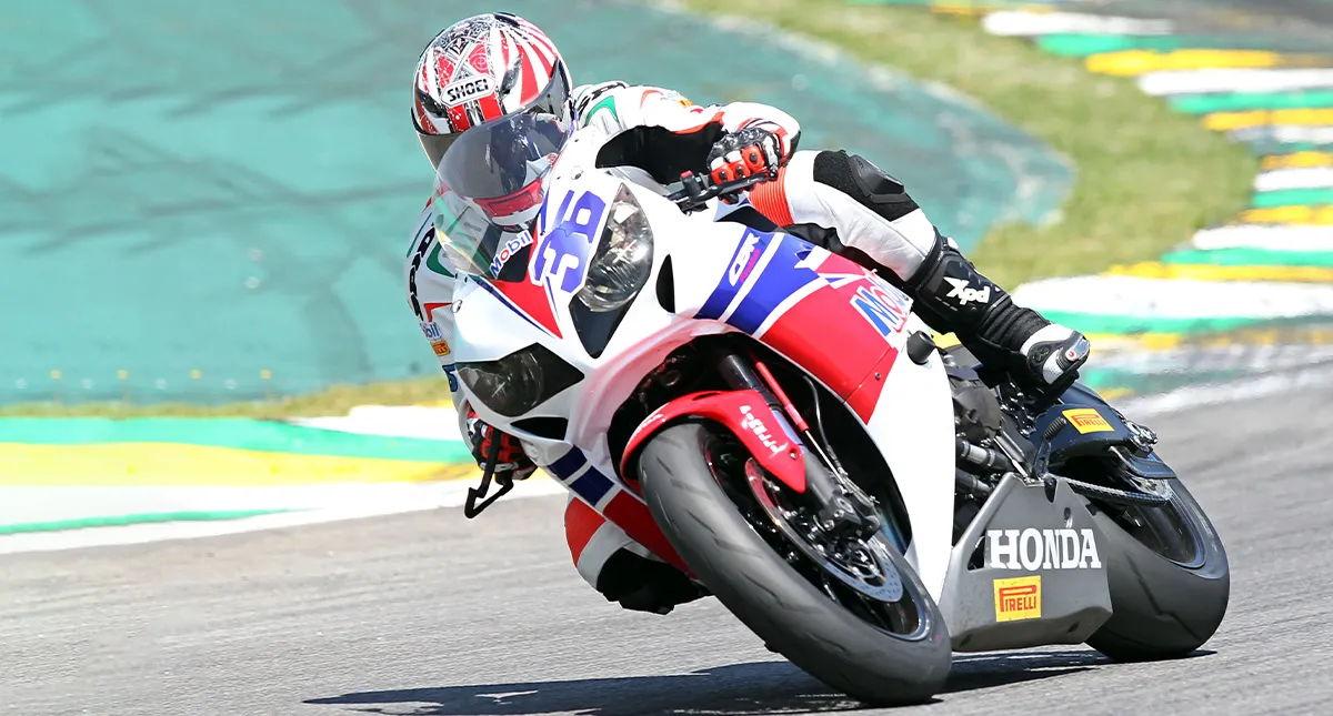 Piloto Maico Teixeira em competição com a moto Fireblade