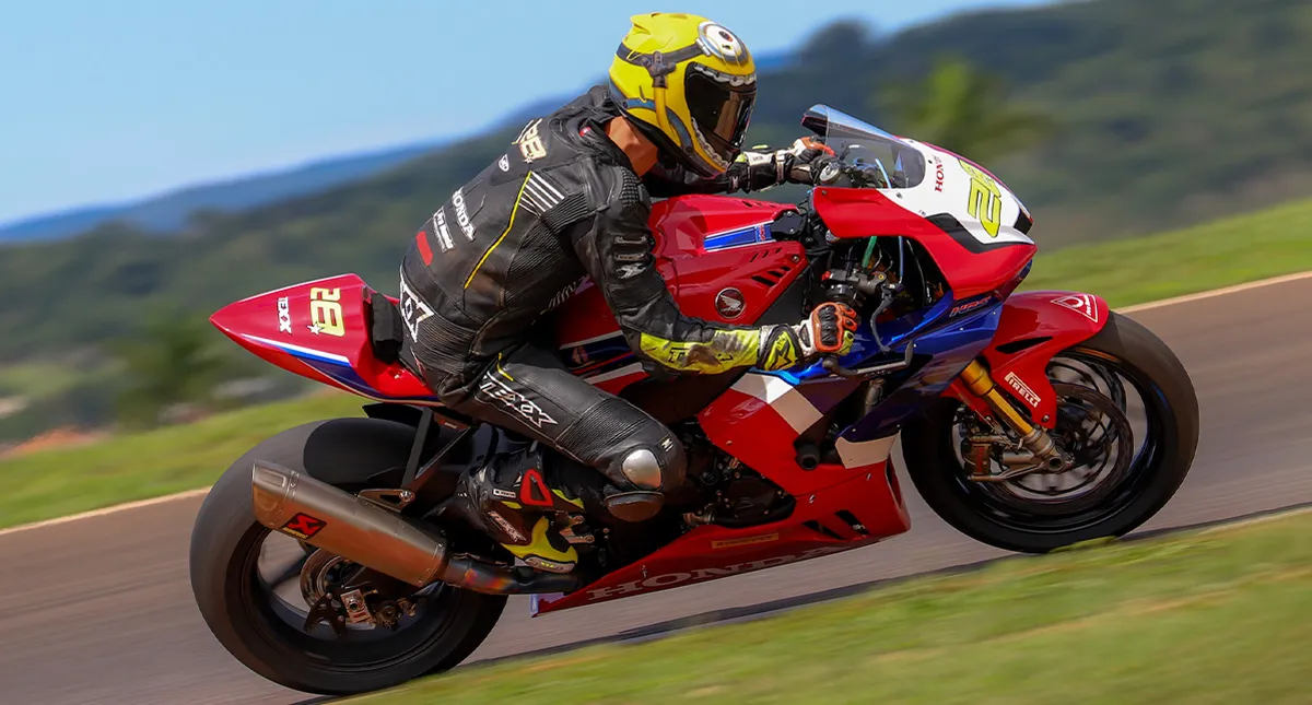 Piloto Pedro Sampaio em competição com a moto Honda Fireblade