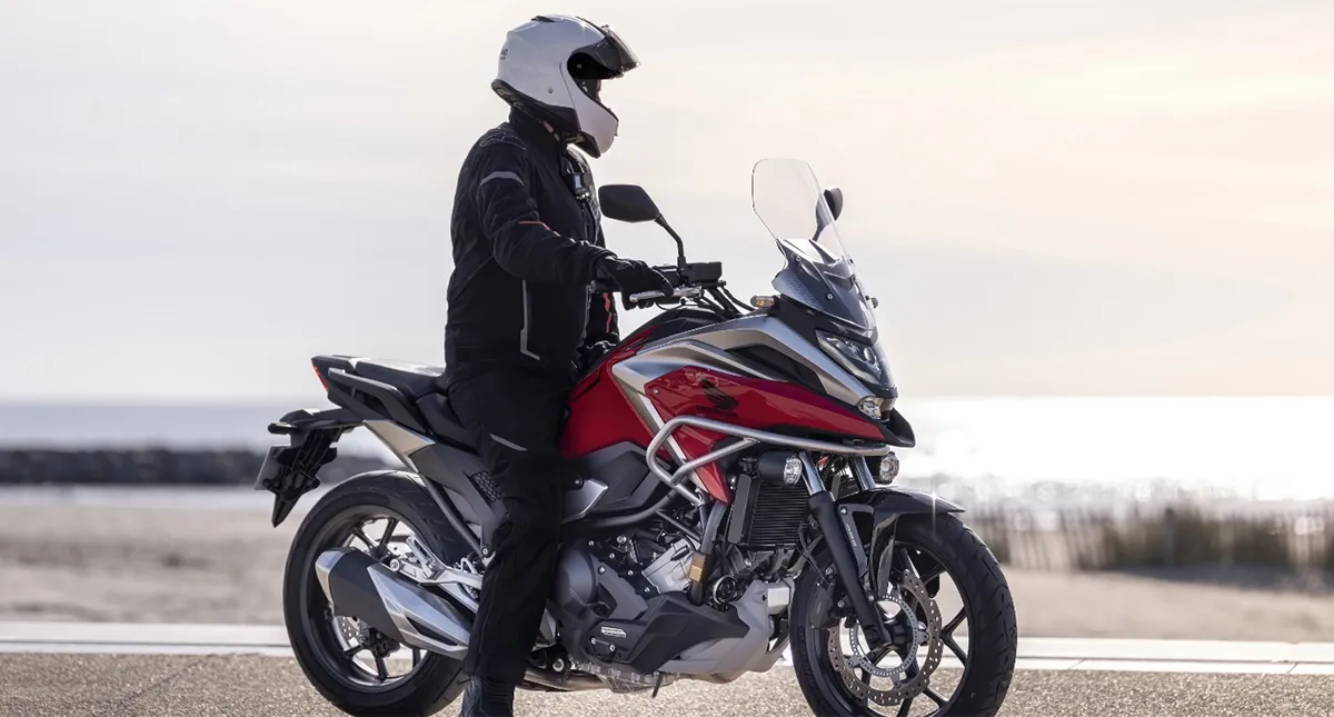 Homem Sentado em Moto Honda NC 750X Olhando Horizonte