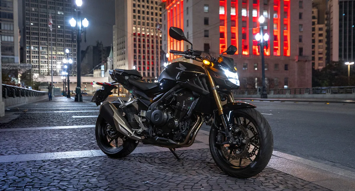 Moto Honda CB 500F 2023 no Viaduto do Chá e Shopping Light ao Fundo