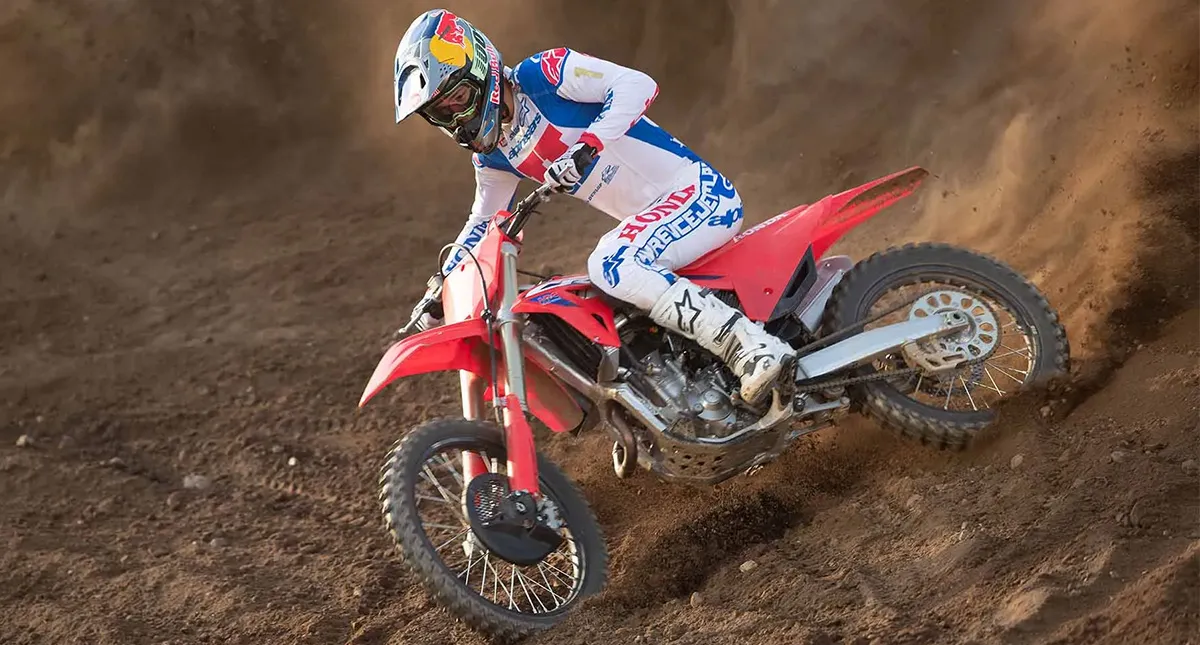 Piloto na Terra Derrapando com Moto Honda CRF 450R