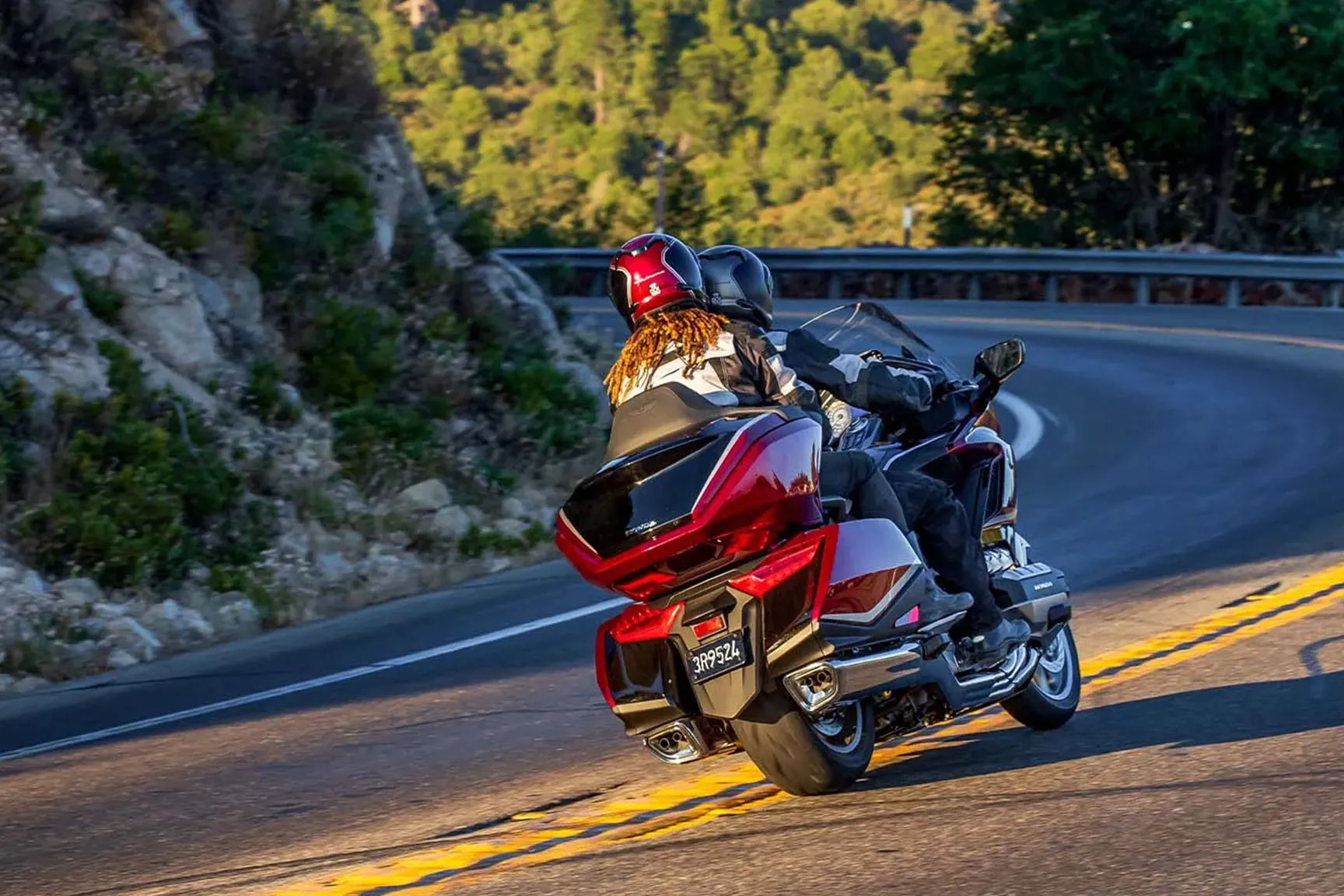 Piloto e Garupa na estrada com a Gold Wing