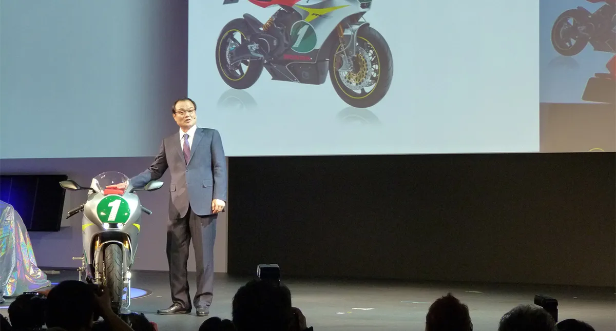 Apresentação da Honda RC-E no palco pelo CEO Takanobo Ito