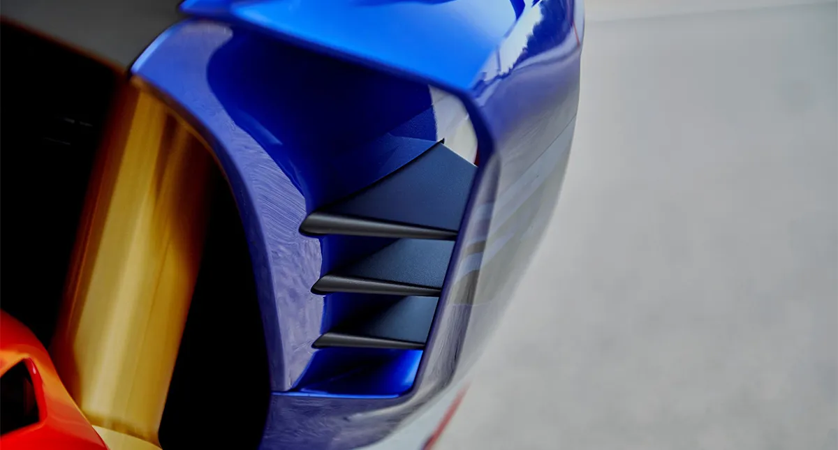 Detalhe da Saída de Ar da Moto Honda CBR 1000RR R Vermelha e Azul