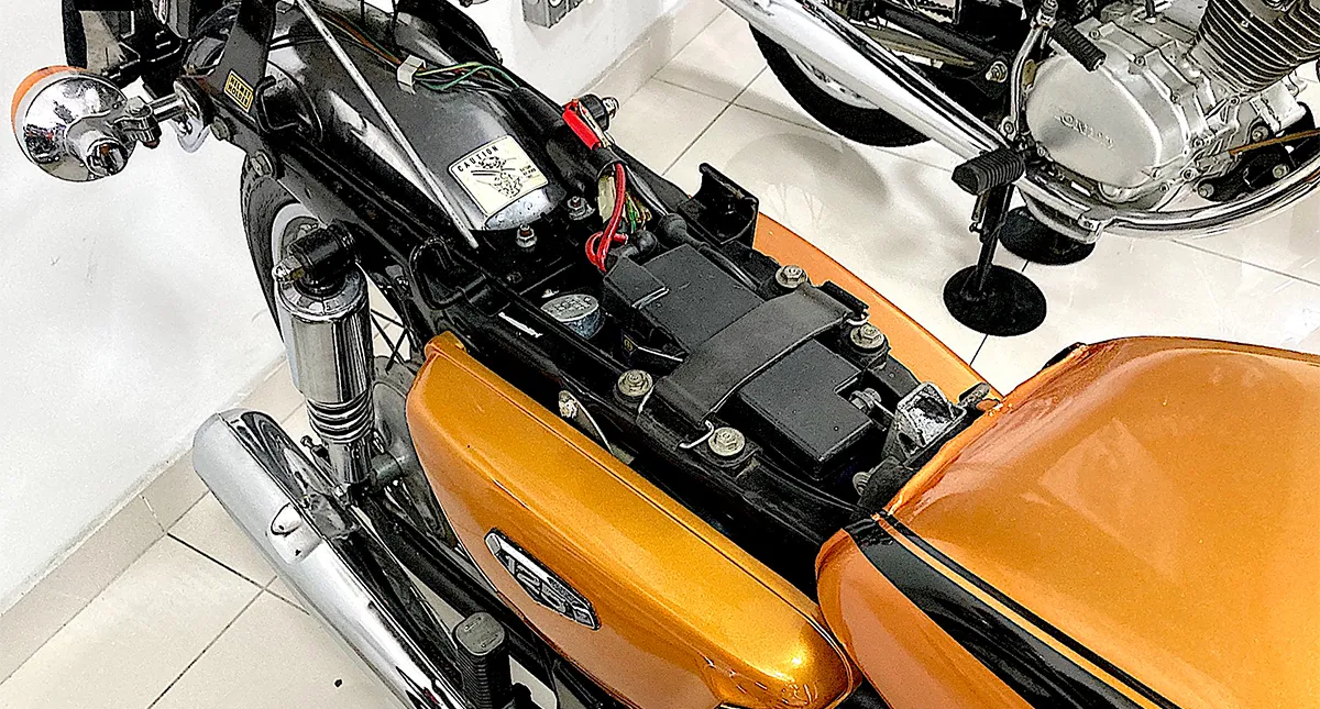 Detalhes da Bateria da Moto Honda CB 125 Dourada