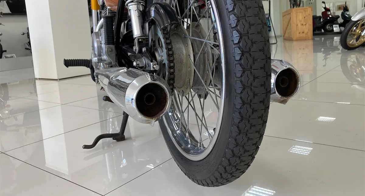 Detalhes Escapamento e Roda traseira da Moto Honda CB 125 Dourada