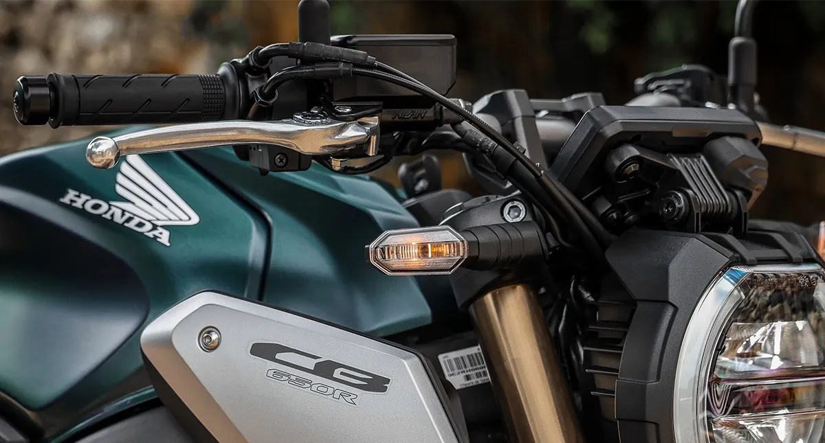 Detalhes farol e guidão da Moto Honda CB650R Verde Fosco