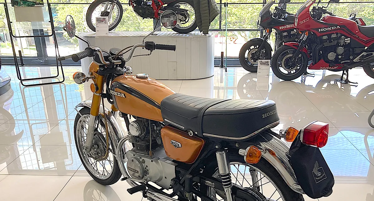 Detalhes Lateral esquerda da Moto Honda CB 125 Dourada