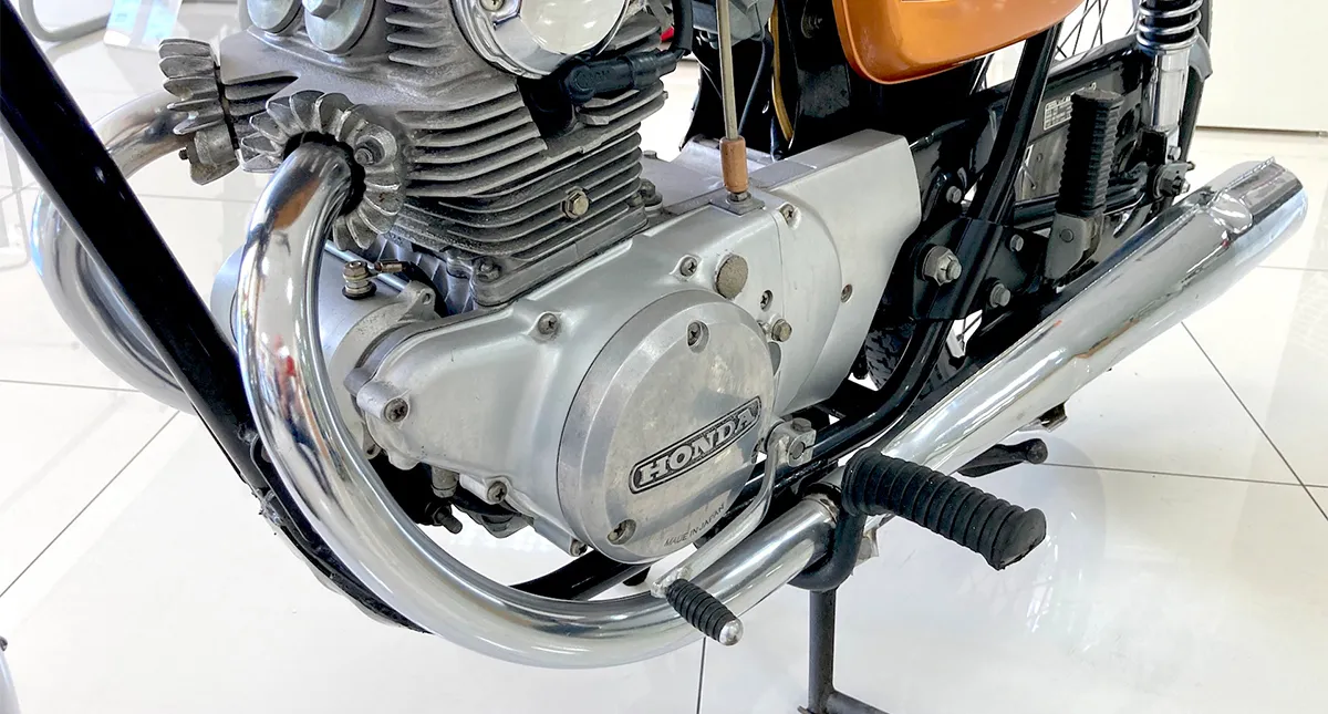 Detalhes Motor da Honda CB 125 Dourada