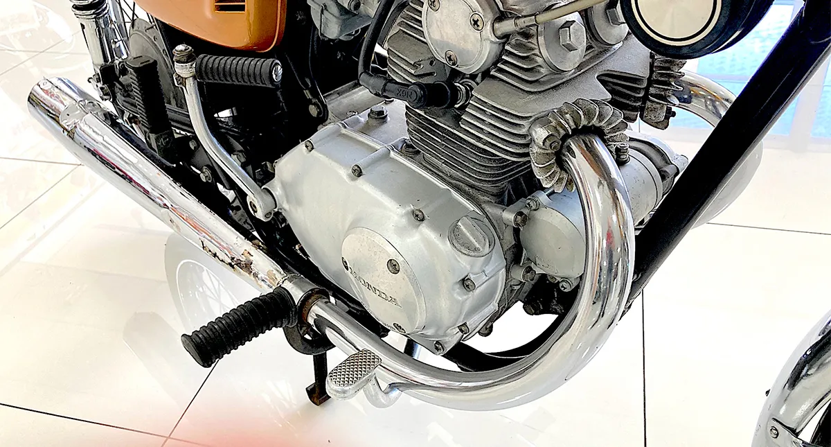 Detalhes Motor da Moto Honda CB 125 Dourada