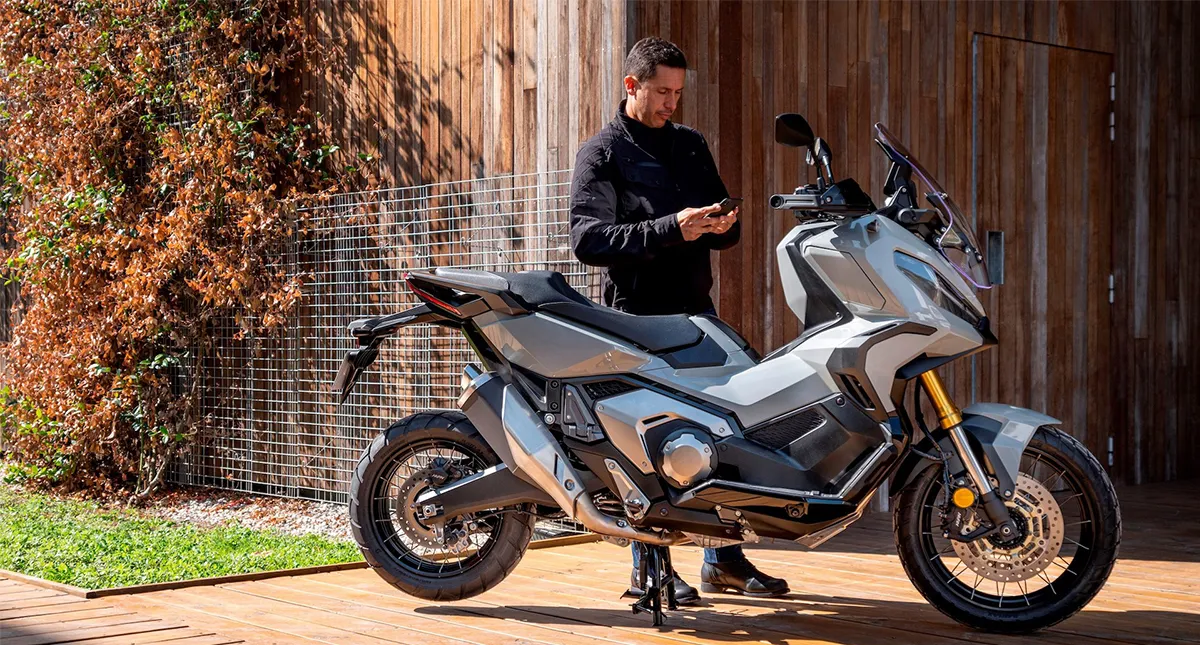 Homem com sua Honda configurando sistema HSVCS