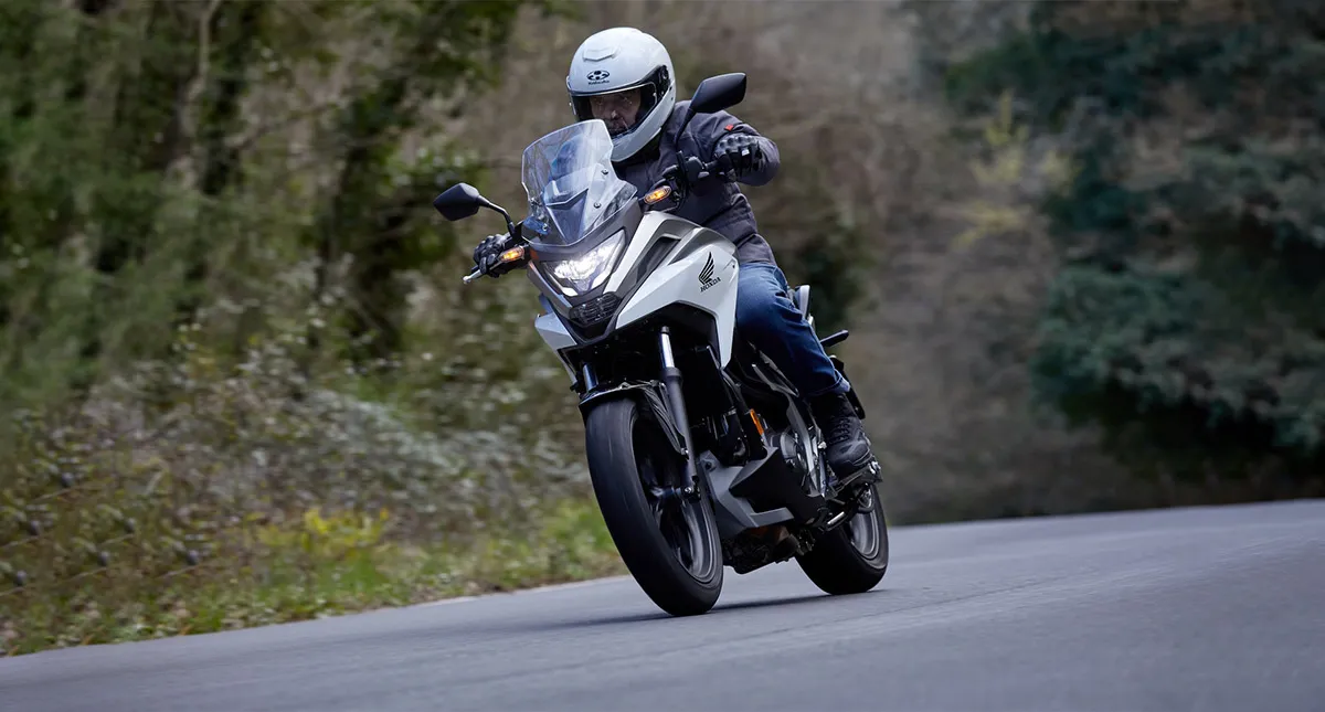 Homem em moto Honda NC 750X branca