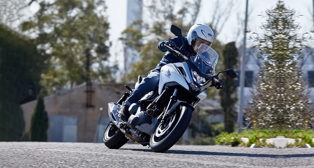 Homem em moto Honda NC 750X fazendo curva