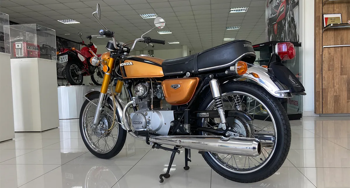 Lateral esquerda da Moto Honda CB 125 Dourada