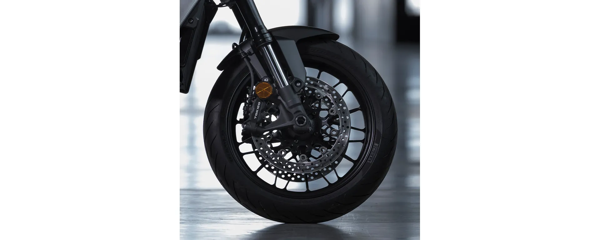 Mecânica das rodas e pneus da Moto Honda CB 1000R Vermelho Metálico Bordeaux Red Metallic