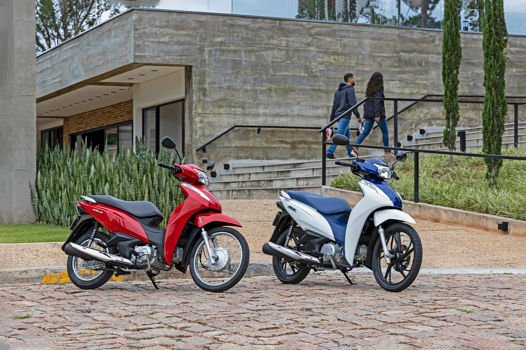 Motos Honda Biz estacionadas