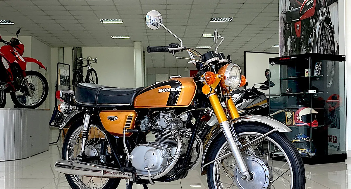 Moto Honda CB 125 Dourada