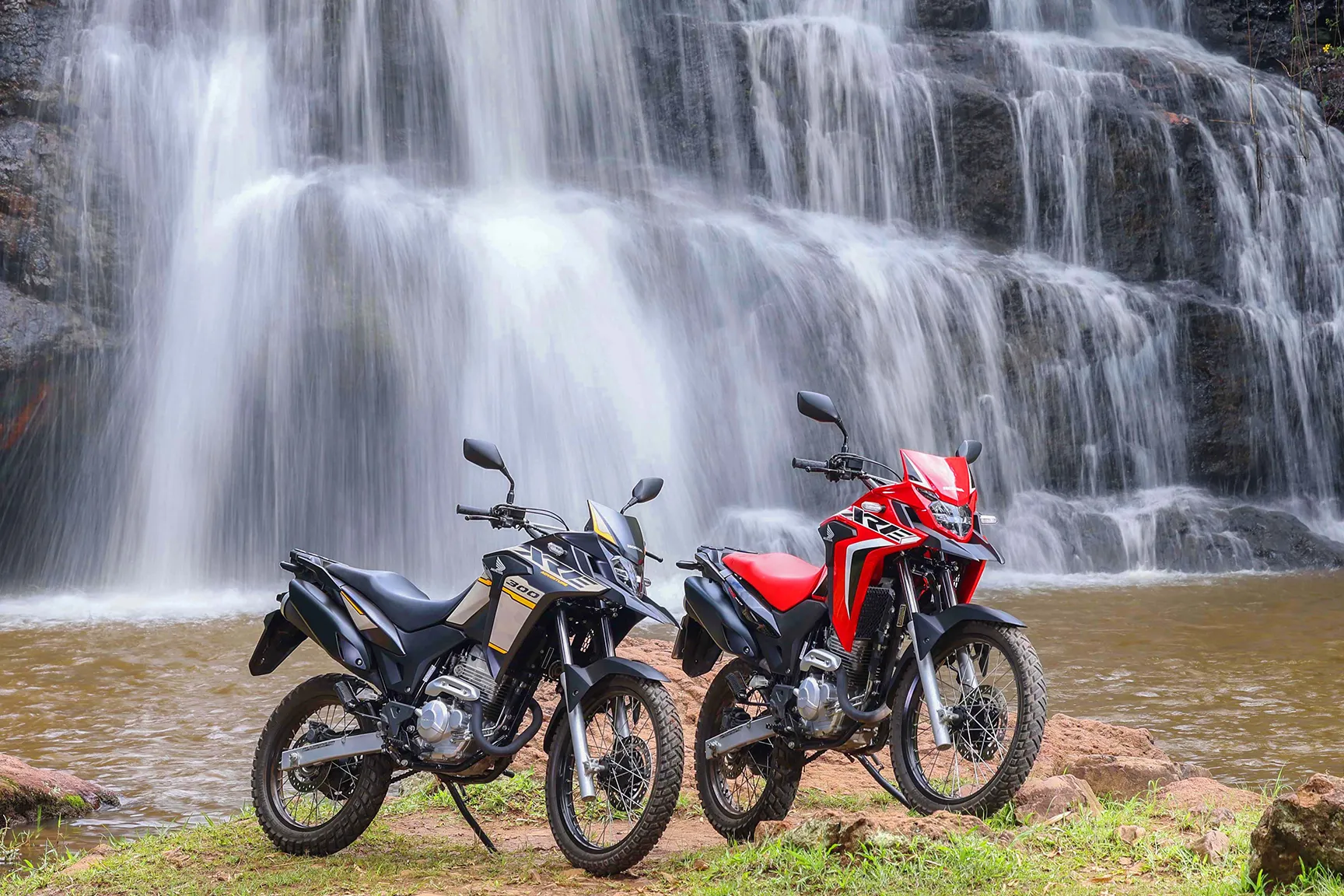 Motos Honda CRF 1100L Africa Twin estacionadas na cachoeira