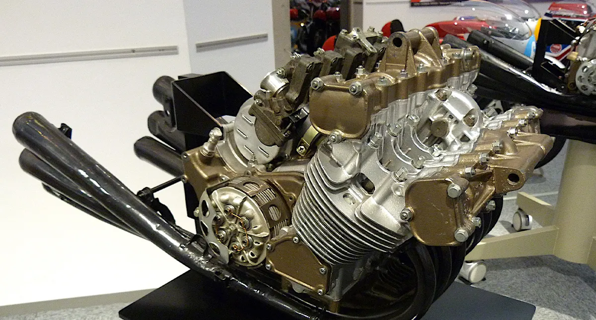 Motor de 6 cilindros da Moto Honda RC 166