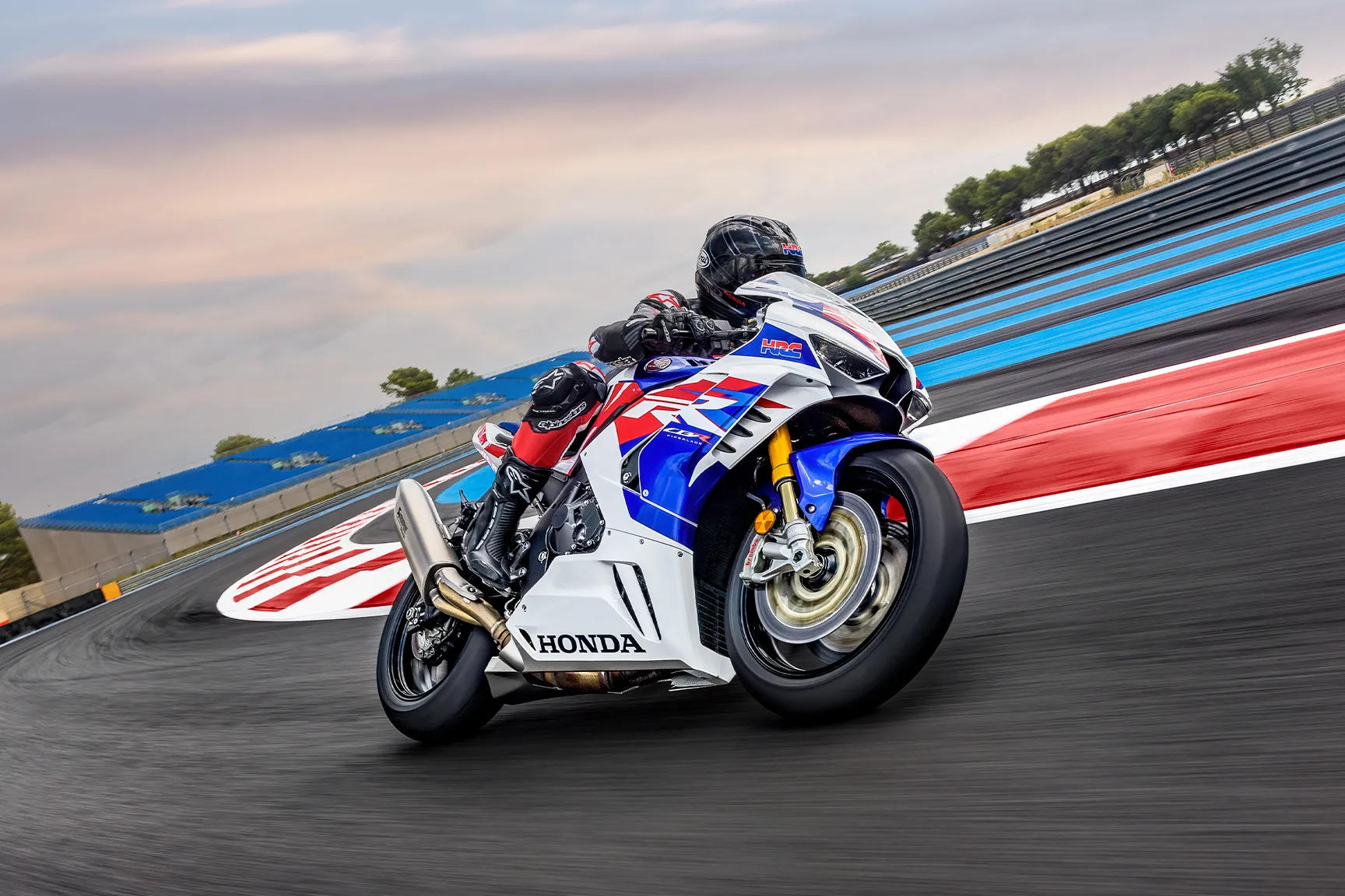 Piloto com Moto Honda CBR 1000RR-R FIREBLADE SP em competição