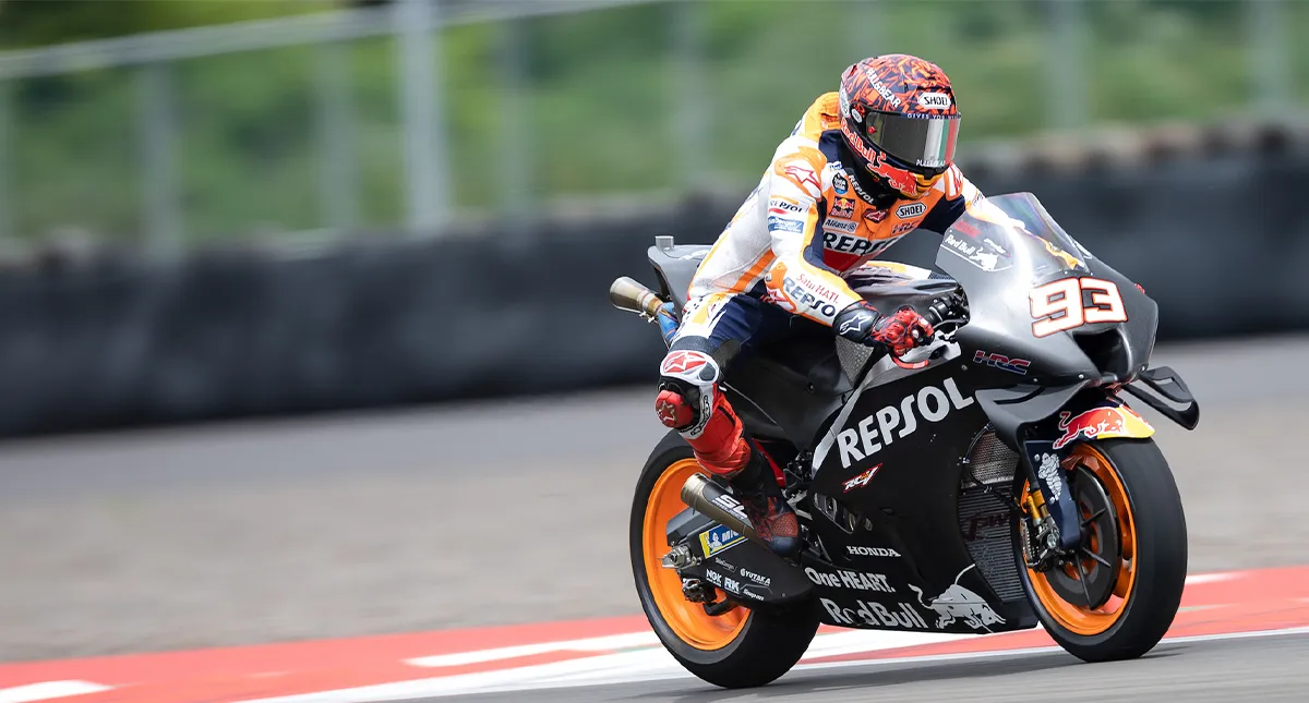 Piloto Marc Márquez com a RC 213V na pista de corrida