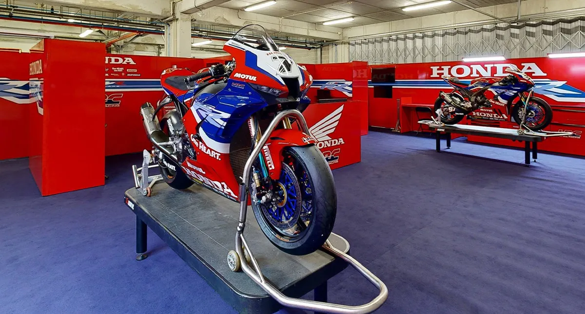 Motos do Time Honda HRC em Garagem do Mundial de Superbike