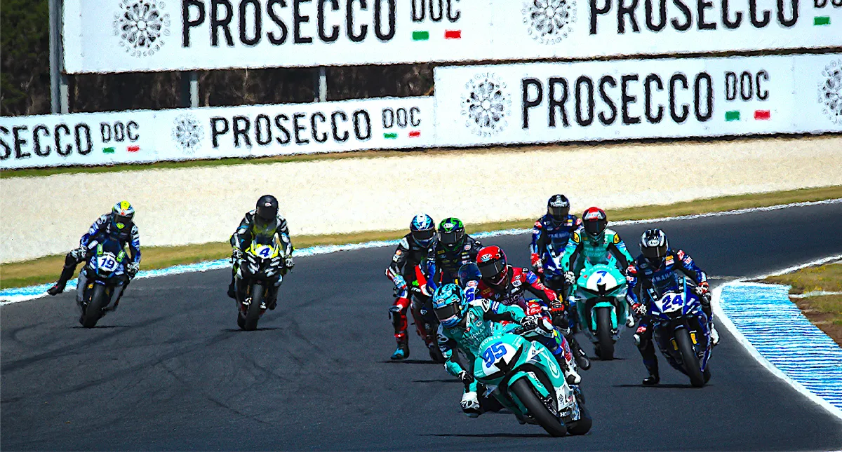 Motos enfileiradas na largada do Mundial de Superbike categoria WSSP600