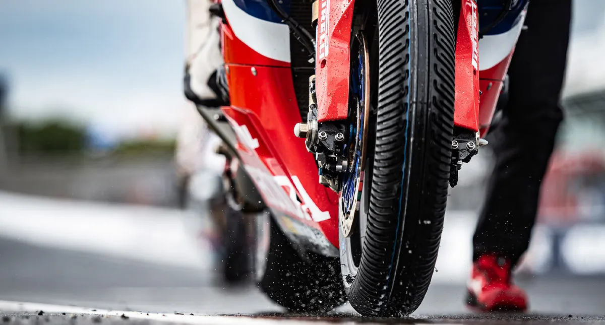 Detalhe do Pneu da Moto Honda na Chuva no Superbike