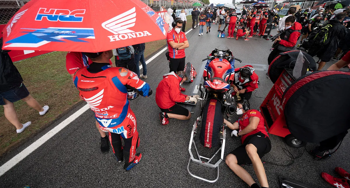 Equipe HRC preparando moto para largada do Mundial de Superbike