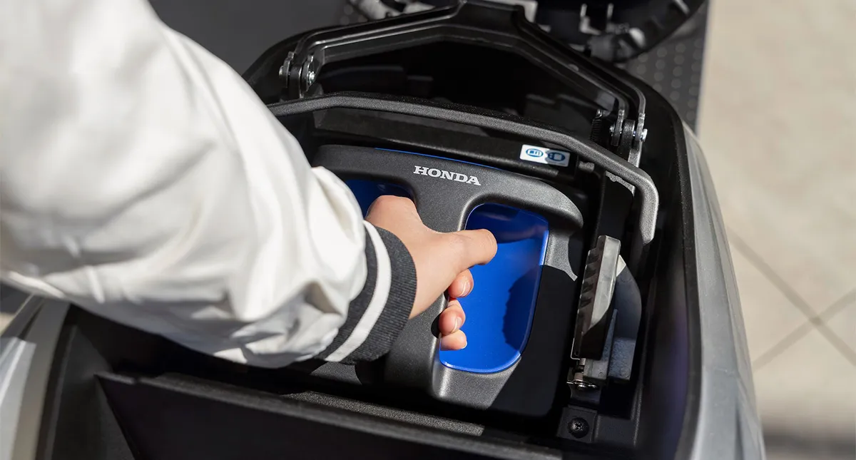 Detalhe da bateria da Honda EM1 e