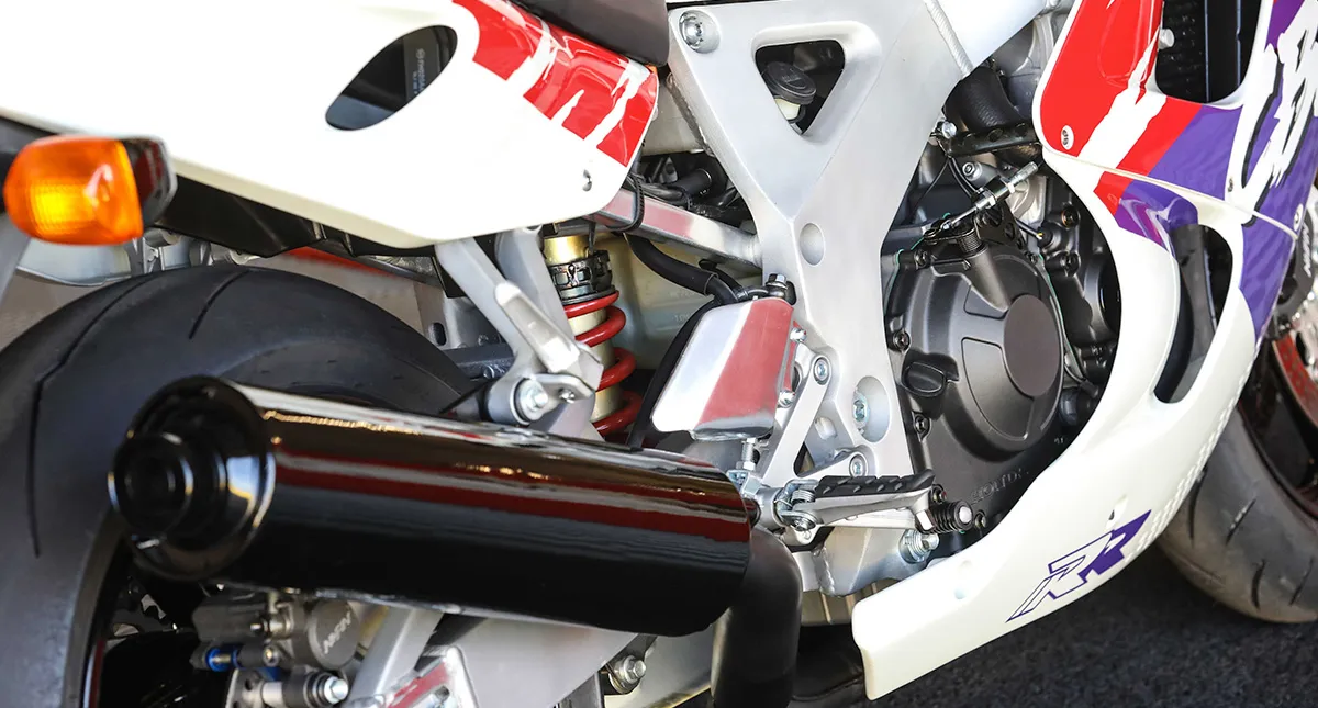 Detalhe Motor e Escapamento da Moto Honda CBR 900RR Fireblade de 1992 