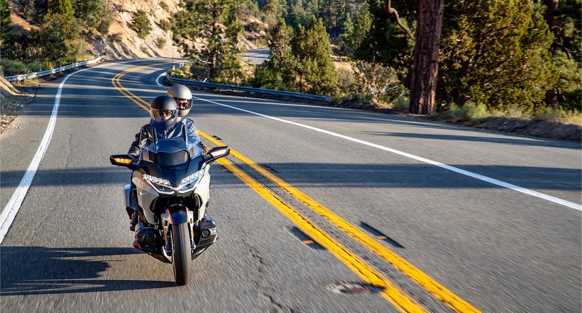 Piloto e garupa na estrada com Gold Wing 