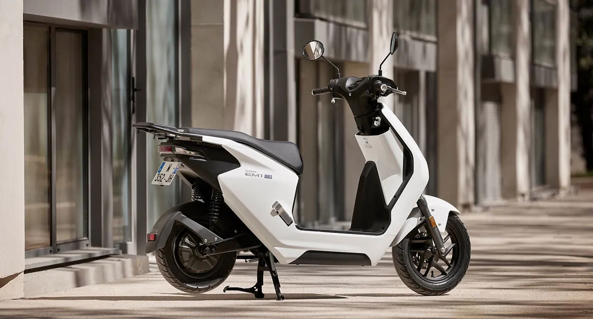 Scooter elétrica Honda EM1 e branca estacionada